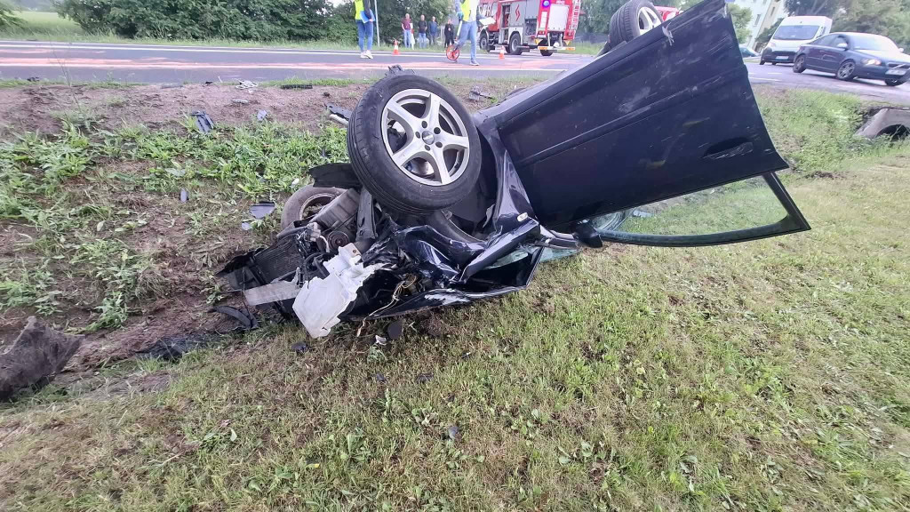 Poważne zderzenie pod Łęczycą. Rozbite auta i duże siły ratunkowe