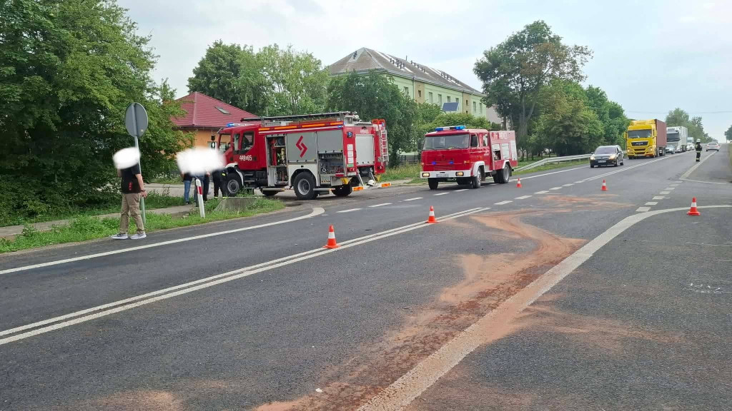 Poważne zderzenie pod Łęczycą. Rozbite auta i duże siły ratunkowe