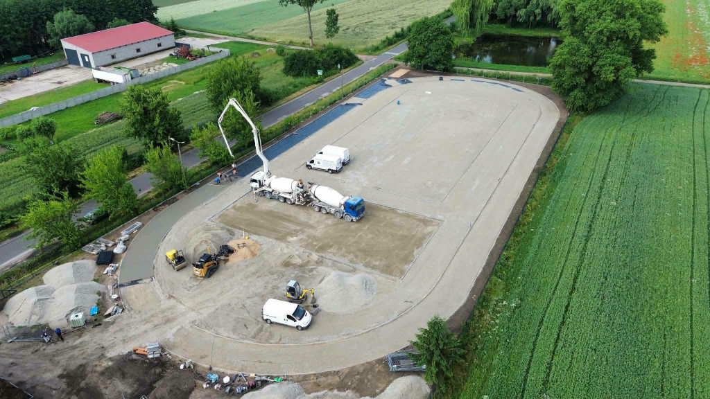 Sportowa rewolucja w Dąbrowicach. Nowoczesne boisko rośnie w oczach