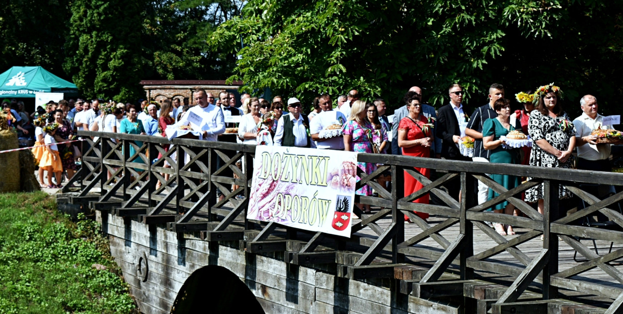 Dożynkowe wieńce i chleby zostały złożone. Ruszyły obchody Dożynek Gminy Oporów