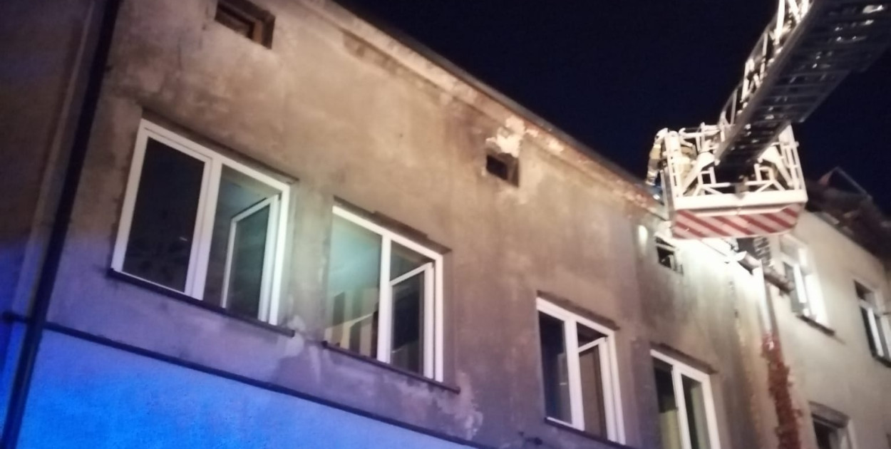 Pożar kamienicy w Krośniewicach! Ewakuowało się 7 lokatorów [ZDJĘCIA]