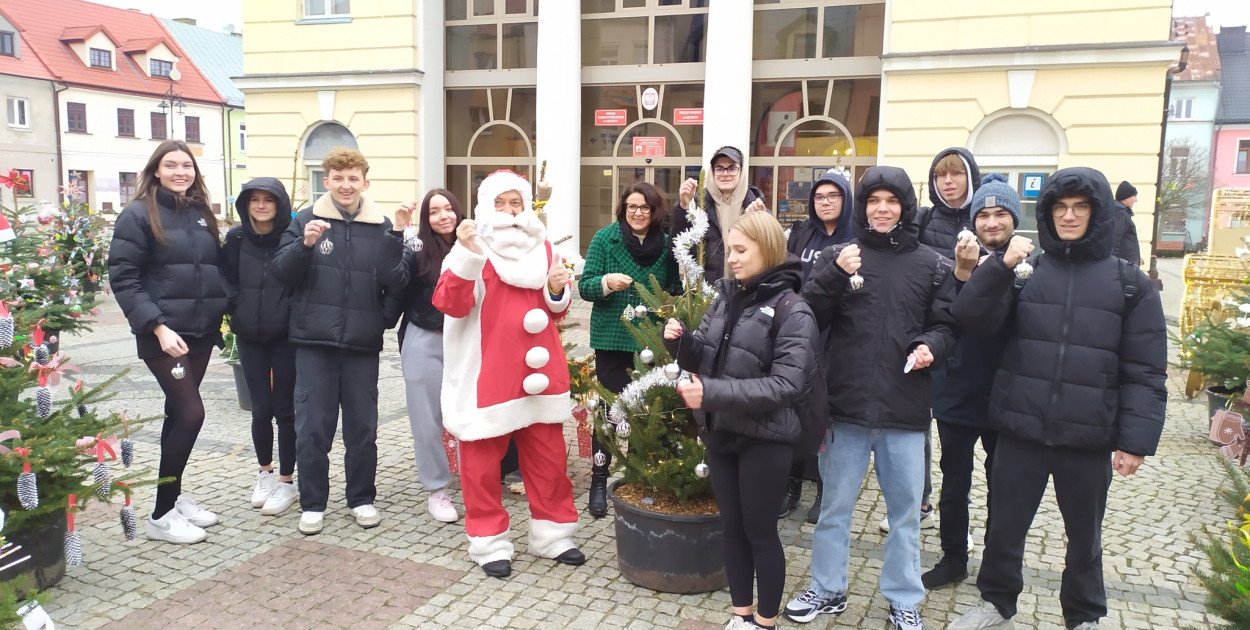 Świąteczna tradycja podtrzymana; wspólnie ubrano choinki przy Ratuszu [ZDJĘCIA]