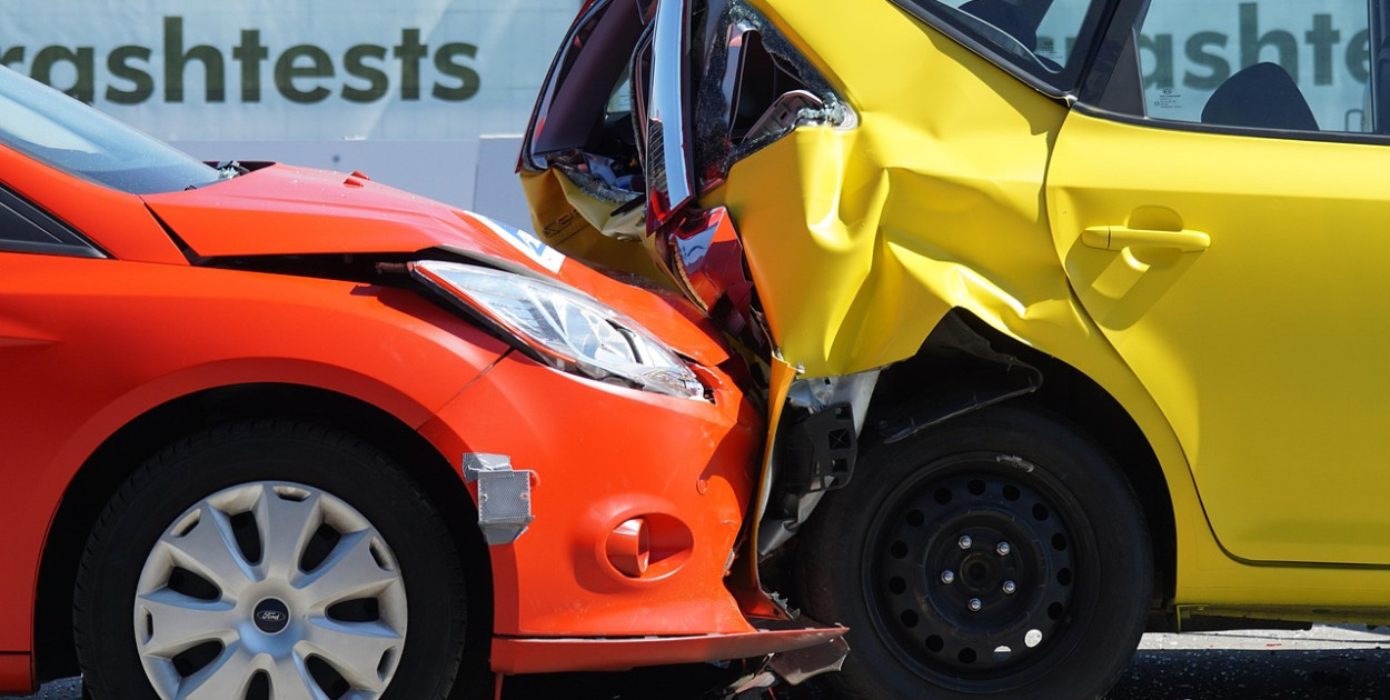 https://pixabay.com/photos/crash-test-collision-1620591/