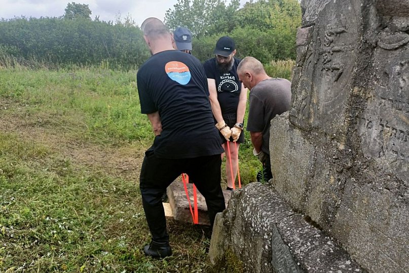 Porządkowanie cmentarza żydowskiego w Żychlinie