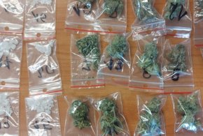 Policjanci zabezpieczyli ponad 16 gramów marihuany i 7 mefedronu-3757