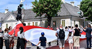Obchody Dnia Flagi RP w Kutnie, mieszkańcy przemaszerowali ze 100-metrową flagą-4120