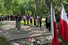 Trzeci Maja w Żychlinie: msza, przemarsz i wspólne śpiewanie hymnu-11248