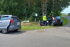 Zderzenie pojazdów i trzy osoby ranne - 13 strażaków w akcji ratunkowej-12081