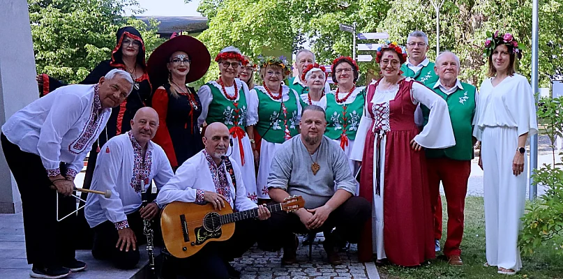 Wianki na wodzie, śpiewy przy ognisku – Leszczynek świętuje przesilenie  - 12302