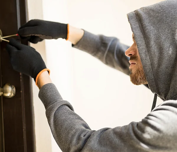 Wyjeżdżasz? Oni to wiedzą. Zabezpiecz mieszkanie zanim będzie za późno-12572