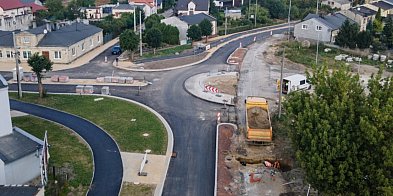 Postępy na DW 583 w Żychlinie. Ronda prawie gotowe -13698