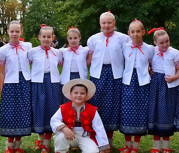 Święto plonów z uśmiechem dzieci – Leszczynek świętuje -13864