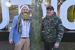 Pomocnicy Świętego Mikołaja rozdali drzewka!-1667