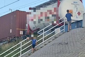 Układali kamienie na torach. Teraz sprawą zajmie się sąd rodzinny-14173