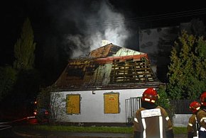 Ogień objął dach pustostanu - na miejscu 4 jednostki straży pożarnej [ZDJĘCIA]-14817