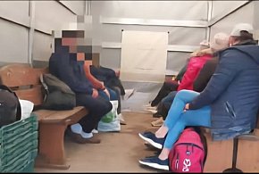 Zamiast siedzeń – ławki. 9 osób na "pace" Sprintera!-14808