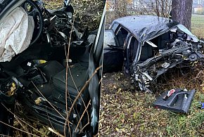 Samochód wypadł z drogi i uderzył w drzewo. Interweniowały służby-15227
