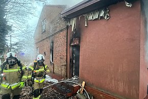 Nocny pożar w Kutnie, ogień w pustostanie przy ulicy Łąkoszyńskiej