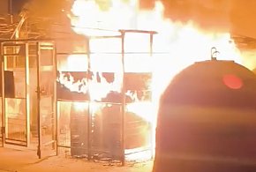 Groźny pożar w centrum Kutna: spłonęły śmietniki