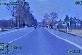 137 km/h motocyklem BMW w terenie zabudowanym. 63-latek stracił prawo jazdy