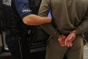 Interwencja policji w Kutnie: agresywny syn z marihuaną i kontrabandą