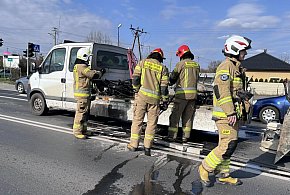 Pożar na skrzyżowaniu w Kutnie. Spłonęła tylna część dostawczaka