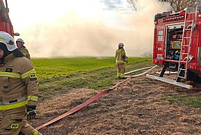 Pożar w Strzegocinie. Spłonęły stare belki słomy