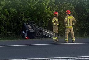 Poważny wypadek pod Kutnem. Jeden z pojazdów w rowie