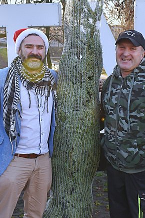 Pomocnicy Świętego Mikołaja rozdali drzewka!-1667