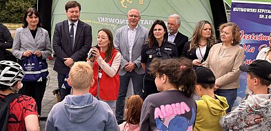 Piknik Bezpieczny Powiat - Rodzina jest ok: 12 dzieci czeka na dom, służby edukują