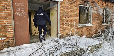 Leżał na ulicy w Kutnie. Szybka pomoc policjantów zapobiegła tragedii