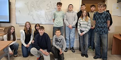 Uczennice liceum z prelekcją o zagrożeniach w sieci