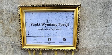 Tajemnicze ramki na murach Kutna. Poezja niespodziewanie wyszła na ulice miasta