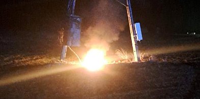 Chwile grozy w gminie Daszyna. Ogień pod słupem energetycznym w środku nocy