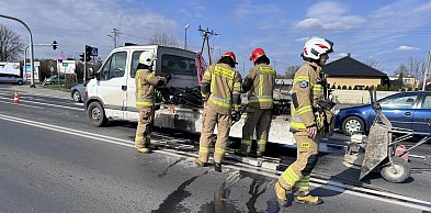 Pożar na skrzyżowaniu w Kutnie. Spłonęła tylna część dostawczaka