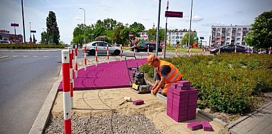 Różowe chodniki w Kutnie. Miasto Róż stawia na unikalny wygląd i porządek