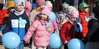 Tłumy na ulicach Kutna. Marsz na Niebiesko z ważnym przesłaniem