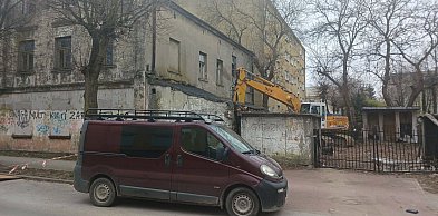Koniec strachu przy ulicy Sienkiewicza. Rusza rozbiórka "rudery" w Kutnie