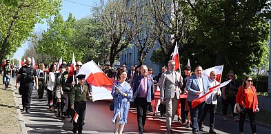 Mieszkańcy Kutna przeszli z 100-metrową flagą podczas obchodów 2 maja