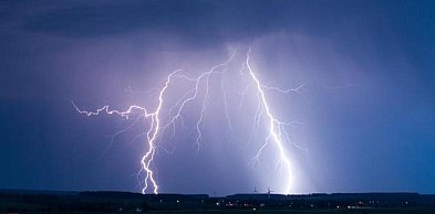 Alert dla powiatu kutnowskiego: możliwe burze i grad
