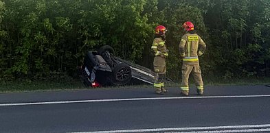 Poważny wypadek pod Kutnem. Jeden z pojazdów w rowie