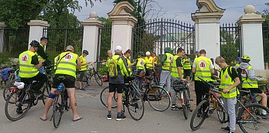 Kilkudziesięciu rowerzystów na historycznym szlaku pod Żychlinem