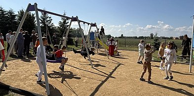Nowy plac zabaw w Sługach otwarty: Nowoczesna strefa zabawy dla uczniów