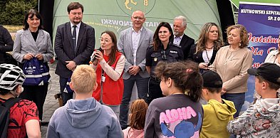 Piknik Bezpieczny Powiat - Rodzina jest ok: 12 dzieci czeka na dom, służby edukują