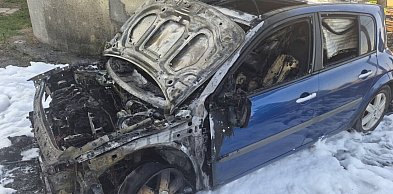 Pożar samochodu pod Kutnem. Niebieskie Renault spłonęło doszczętnie
