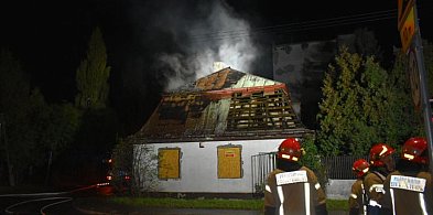 Ogień objął dach pustostanu - na miejscu 4 jednostki straży pożarnej [ZDJĘCIA]-14817