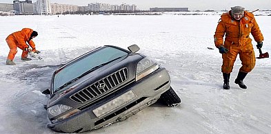Czy lód naprawdę jest bezpieczny? Policja ostrzega!