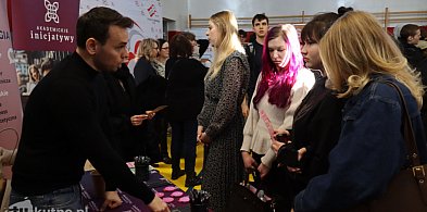 Akademicka przyszłość w Kutnie: Młodzież szuka drogi na targach edukacyjnych