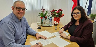 Szkoła podstawowa w Piątku otrzyma nowy dach. Gmina podpisała umowę