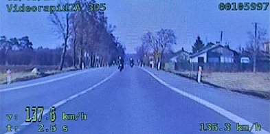 137 km/h motocyklem BMW w terenie zabudowanym. 63-latek stracił prawo jazdy